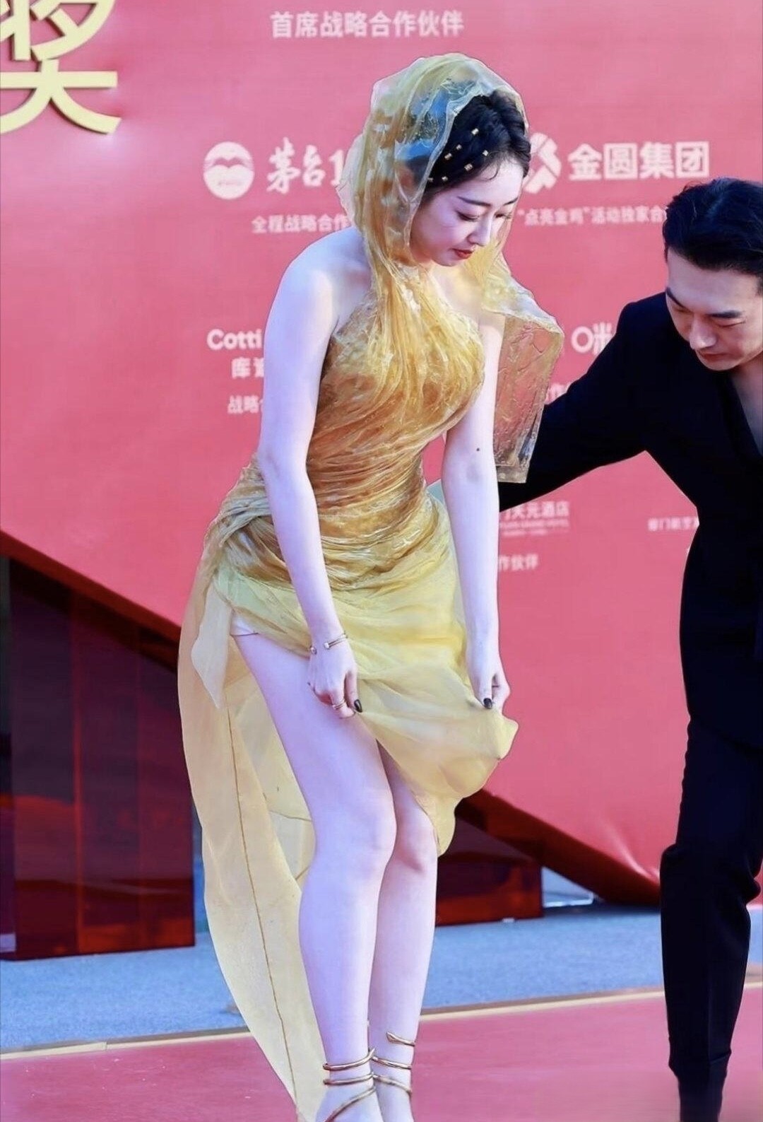 她虽然颜值不高算不上什么美女但这圆润的身材看起来挺有气质的，女人还得像她这样微