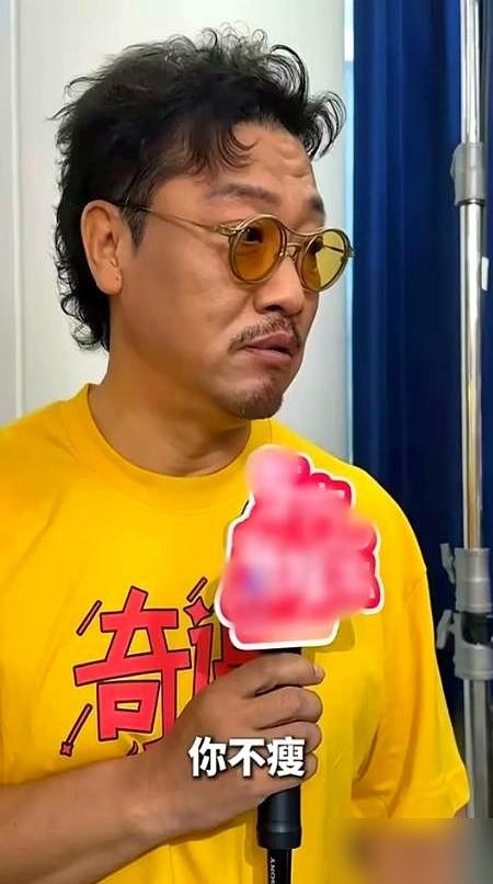 贾冰，喜剧冠军，春晚常客。在圈里混了快二十年，一身本事。结果，导演一句话就