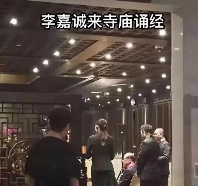 李敖曾这样说金庸，你那么多钱，你要是真信佛，佛是要舍弃财产救助大众的，不舍弃财产