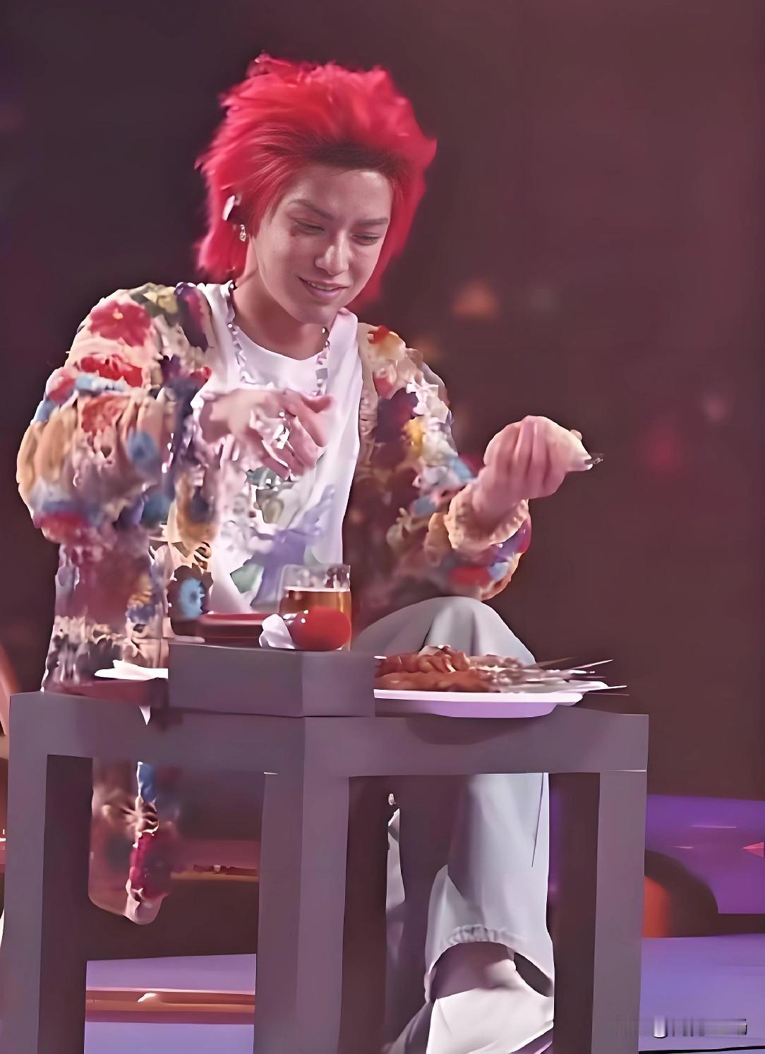 前有华晨宇撸串喝啤酒开演唱会，如今海来阿木又端着炒鸡饭登台开唱了！看来明星们彻底