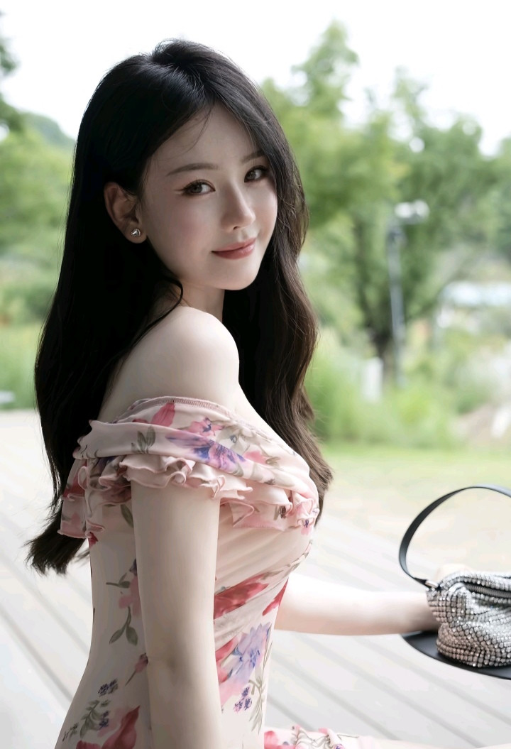 五官精致，身段曼妙