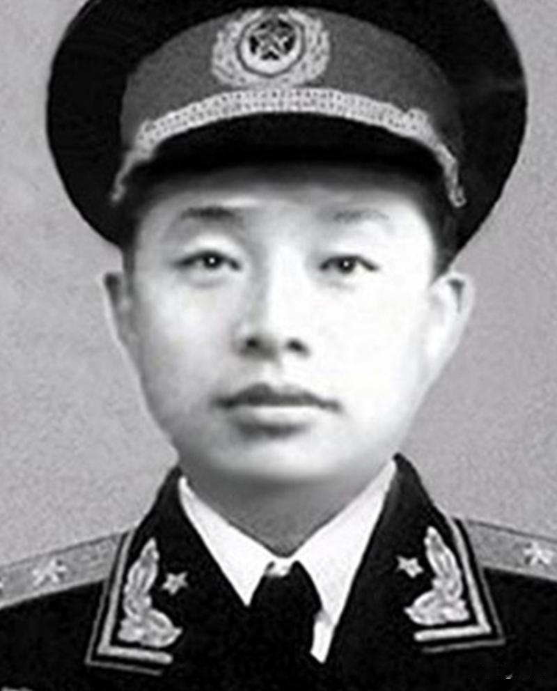他是最年轻的开国中将，他是38军的政委，38军的军长是梁兴初梁大牙，他在抗美援朝
