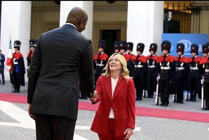 “最萌身高差”的握手！12月11日，意大利总理梅洛尼举行仪式，欢迎