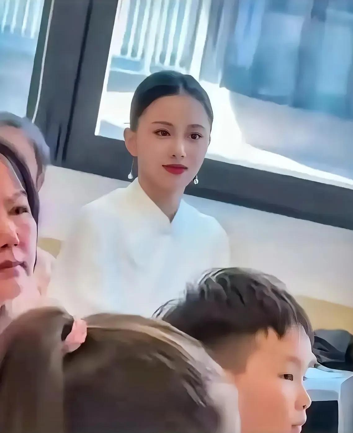学生开家长会，有个妈妈特地打扮的很美来参加，一进教室，瞬间吸引了一众男性家长的目