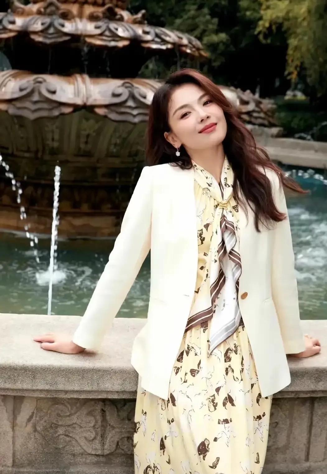 不得不佩服刘涛的穿搭品味！一身米白西装外套，内搭浅黄色碎花长裙，丝巾巧妙点缀细