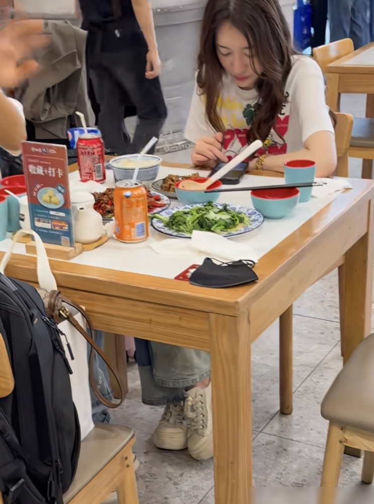 李小冉在机场吃饭，米饭就扒拉两口，饮料一口没碰。五十岁的人，白到发光，背薄得像纸片。旁人以为她靠饿，