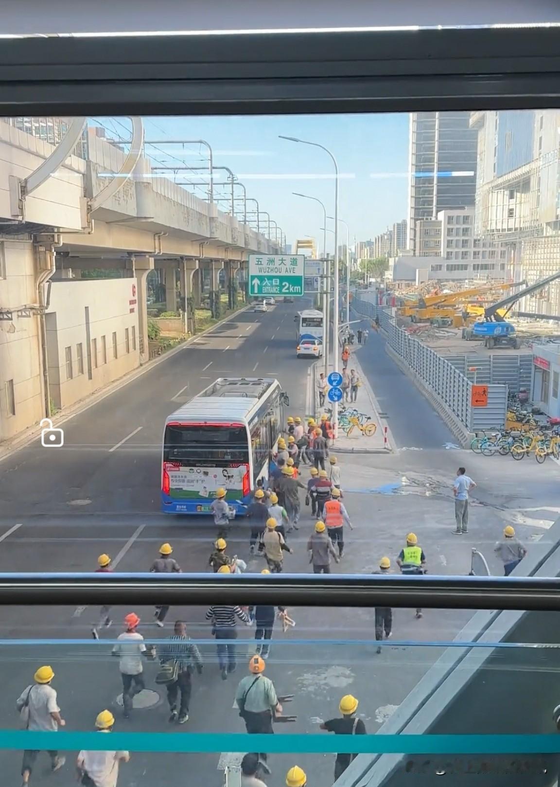 上海的街头，挤公交的工人。看到这真实的一幕，你有什么想法！这一幕里，是城市