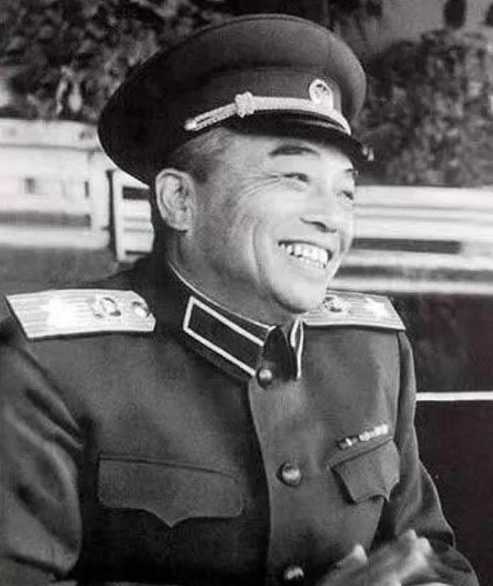 彭德怀元帅一生并无子嗣,他在1974年11月29日逝世后,其遗产的归属成为了大家