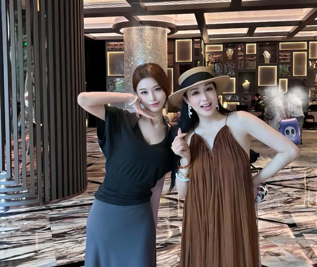 钟丽缇在广州酒店大堂被偶遇，她穿了一条吊带裙，皮肤非常白，身材丰腴不干柴，完全不