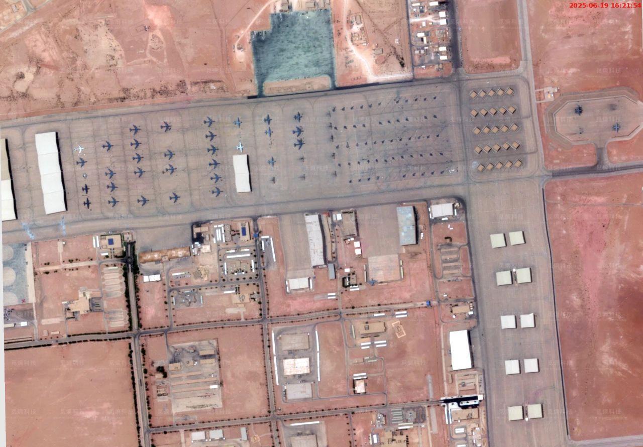 国内卫星图像显示，沙特一基地已集结上百架美军军机，F-22也在路上了！根据国内