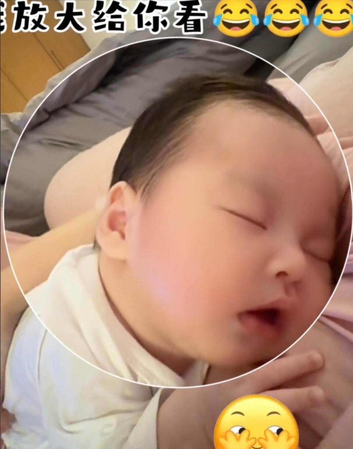 马筱梅晒满月儿子萌照！软萌可爱，小汪宝趴在妈妈怀里熟睡，小嘴微张十分软萌，出生刚
