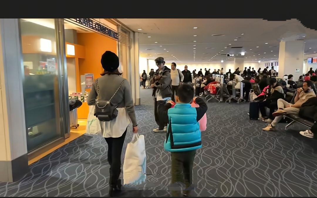 之前在视频中看到一位赴日本旅游的中国男子，在接受采访时，被问到当下中日关系这样的