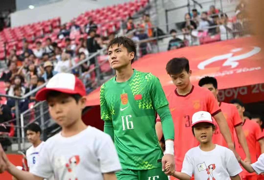 国足U23点球击败乌兹别克，时隔28年再夺铜牌。那帮被骂了整整一代人的中国足