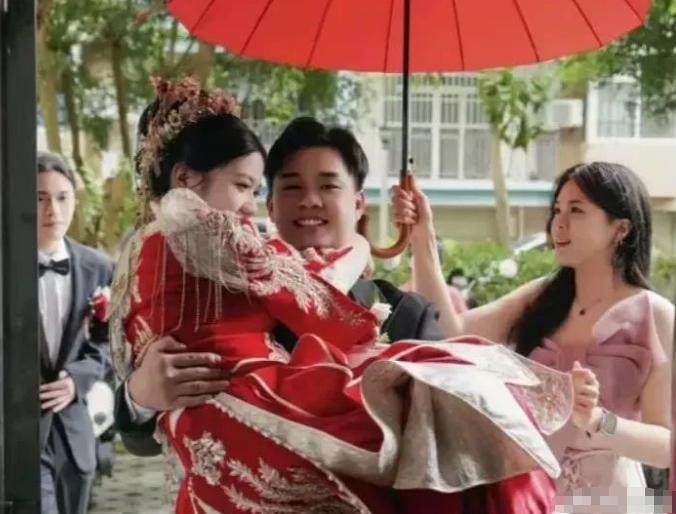 胆子真大！广西南宁一00后男生，上学时竟对班主任一见钟情。被拒后他也没放弃，经过