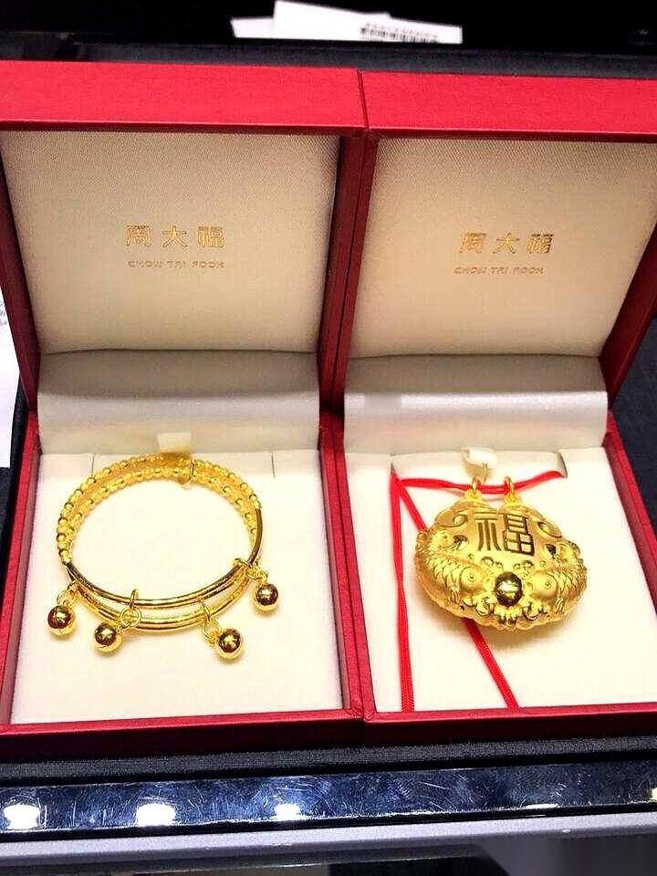 亲家给未出生的孙子买了好几万的金锁和金手镯。我老公看着那堆金灿灿的东西，脸都绿