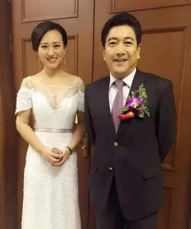 2007年，水均益的妻子意外瘫痪，他毫不犹豫选择和妻子离婚，女儿哭着恳求：爸爸，