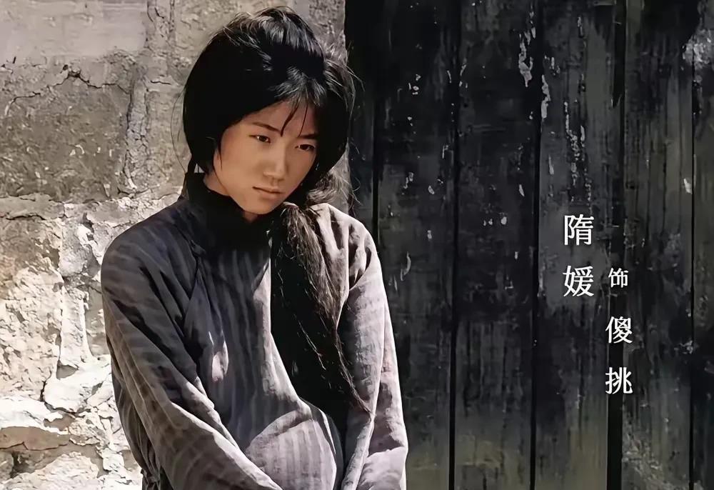 《生万物》原著里傻桃的一生比银子还惨。傻桃下雨时在外面挨淋，铁头看到要送她回家