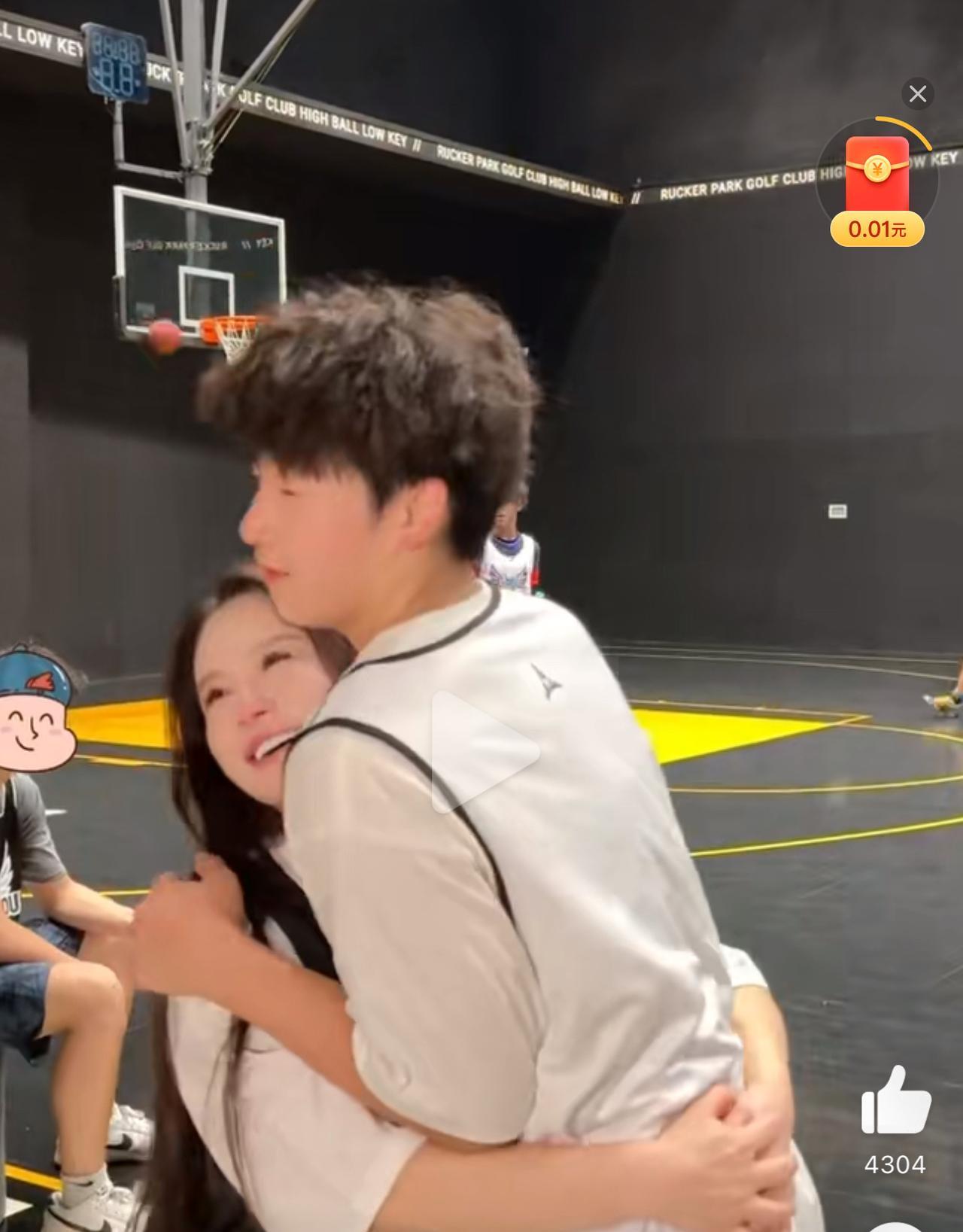 《轩轩长高记》邹市明：（拿着卷尺量身高）轩轩，这尺子怎么不够长了...邹轩轩