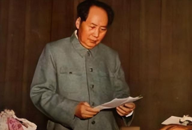 1974年，傅作义病逝。毛主席伏案翻阅文件，神情凝重。片刻后他抬头说：“给他家的