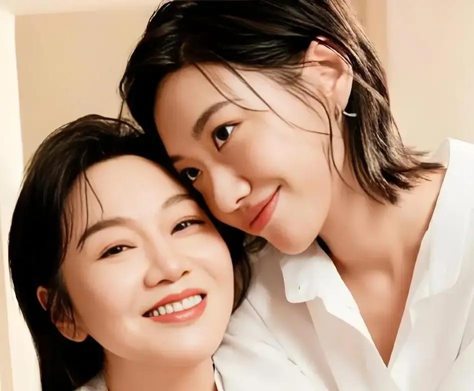 前脚在《小巷人家》里跟闫妮演夫妻，转头就在《生逢其时》里给人闺女当爹，郭晓冬这戏里的辈分转得也是真快