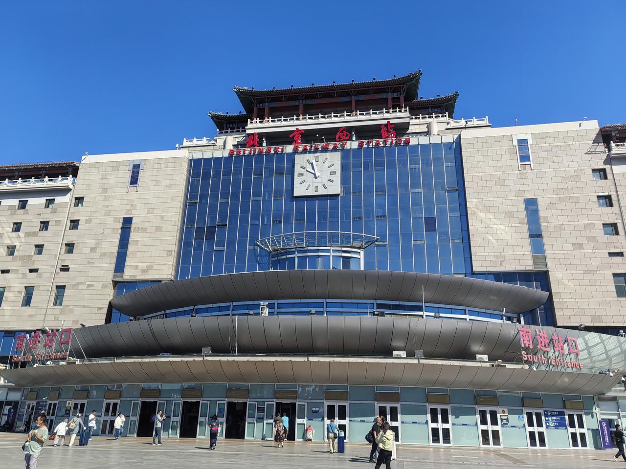旅行真的趁早。北京地铁四通八达，还打五折。这么便宜，总不能总打的吧。
