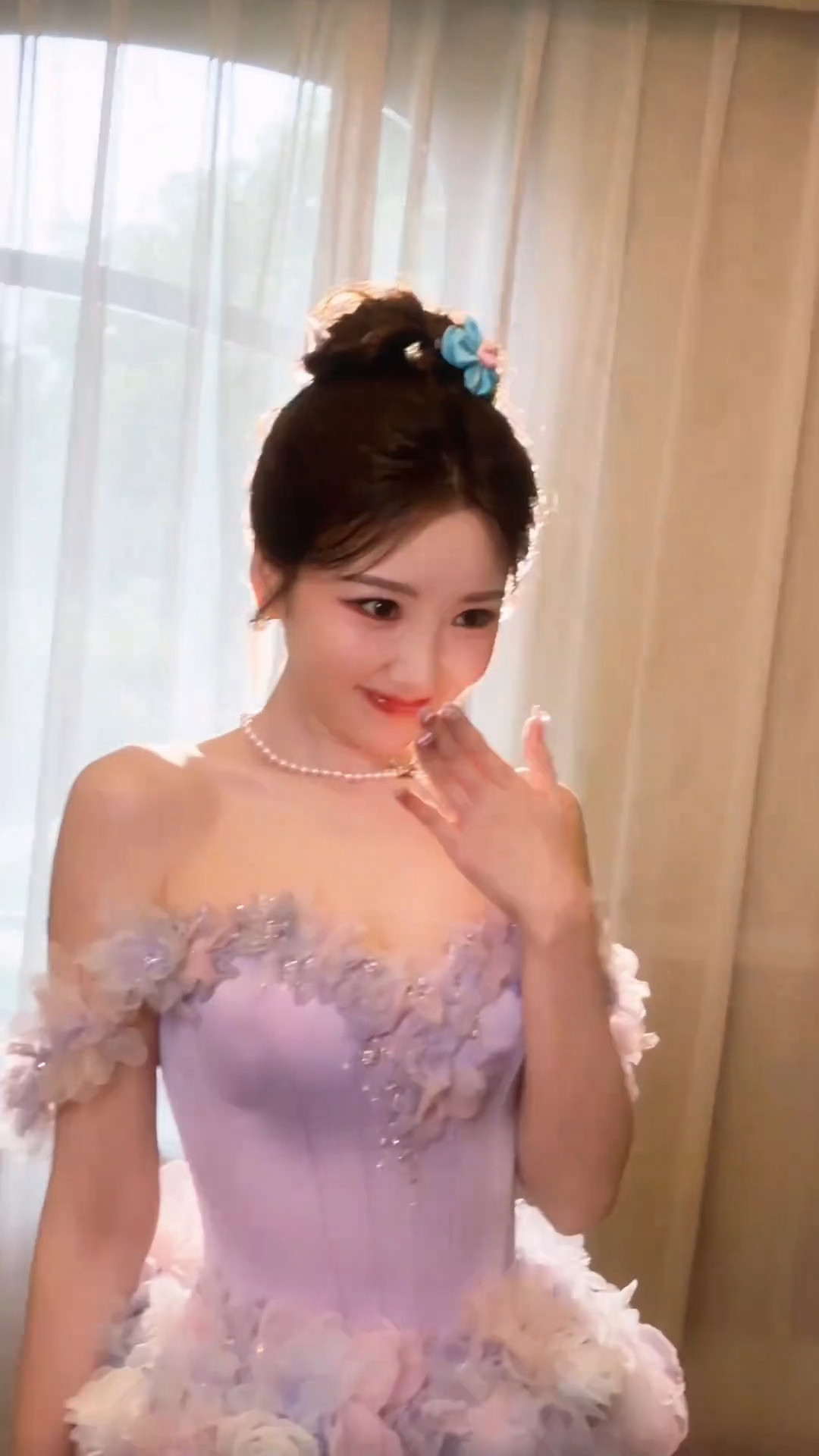 毛晓彤真公主太美了太美了这个彤儿完全是把星黛露穿身上了好适合紫色好适合盘发