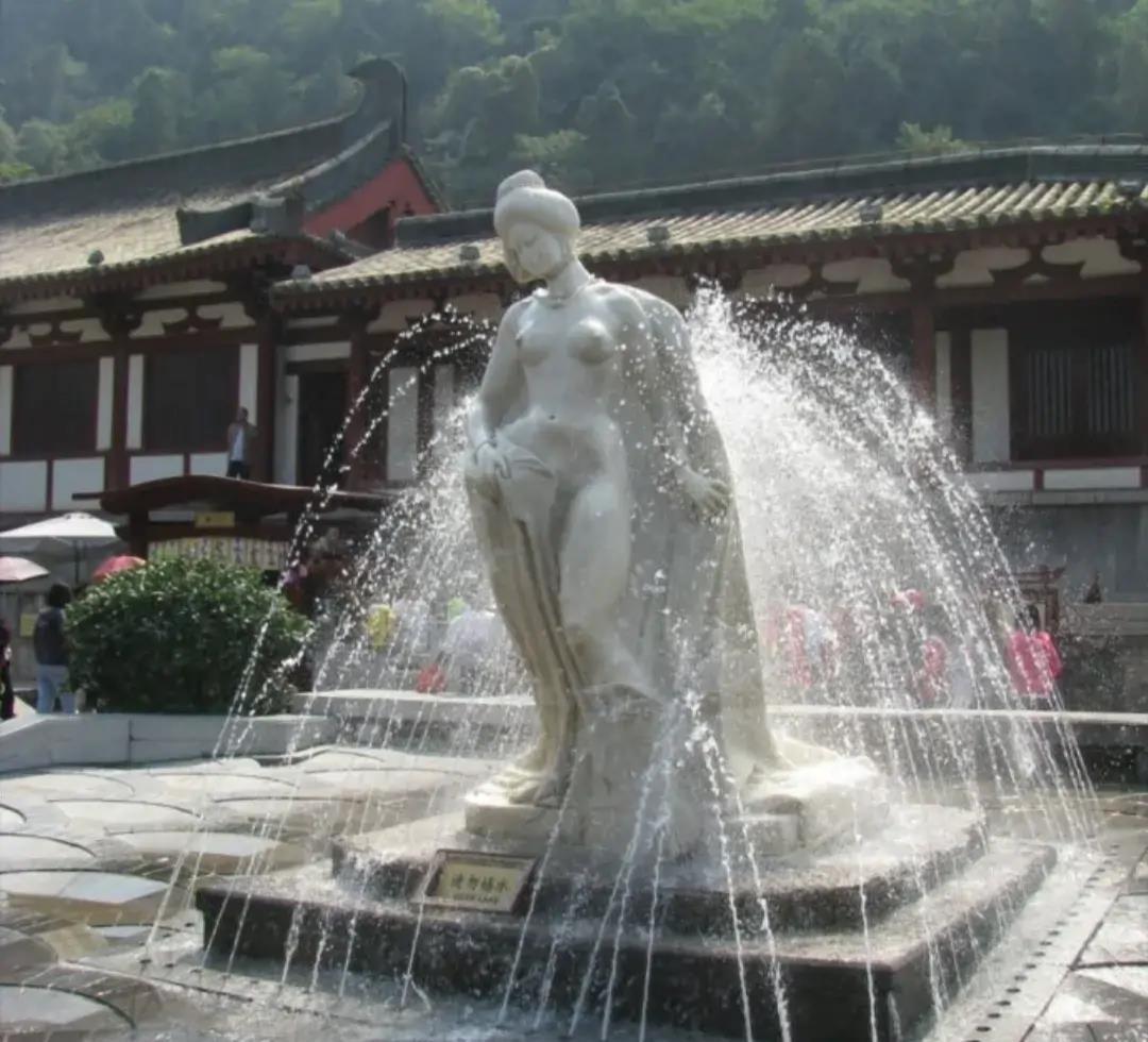 强烈要求这个贵妃塑像立在原地，而且那个喷水也不要停！