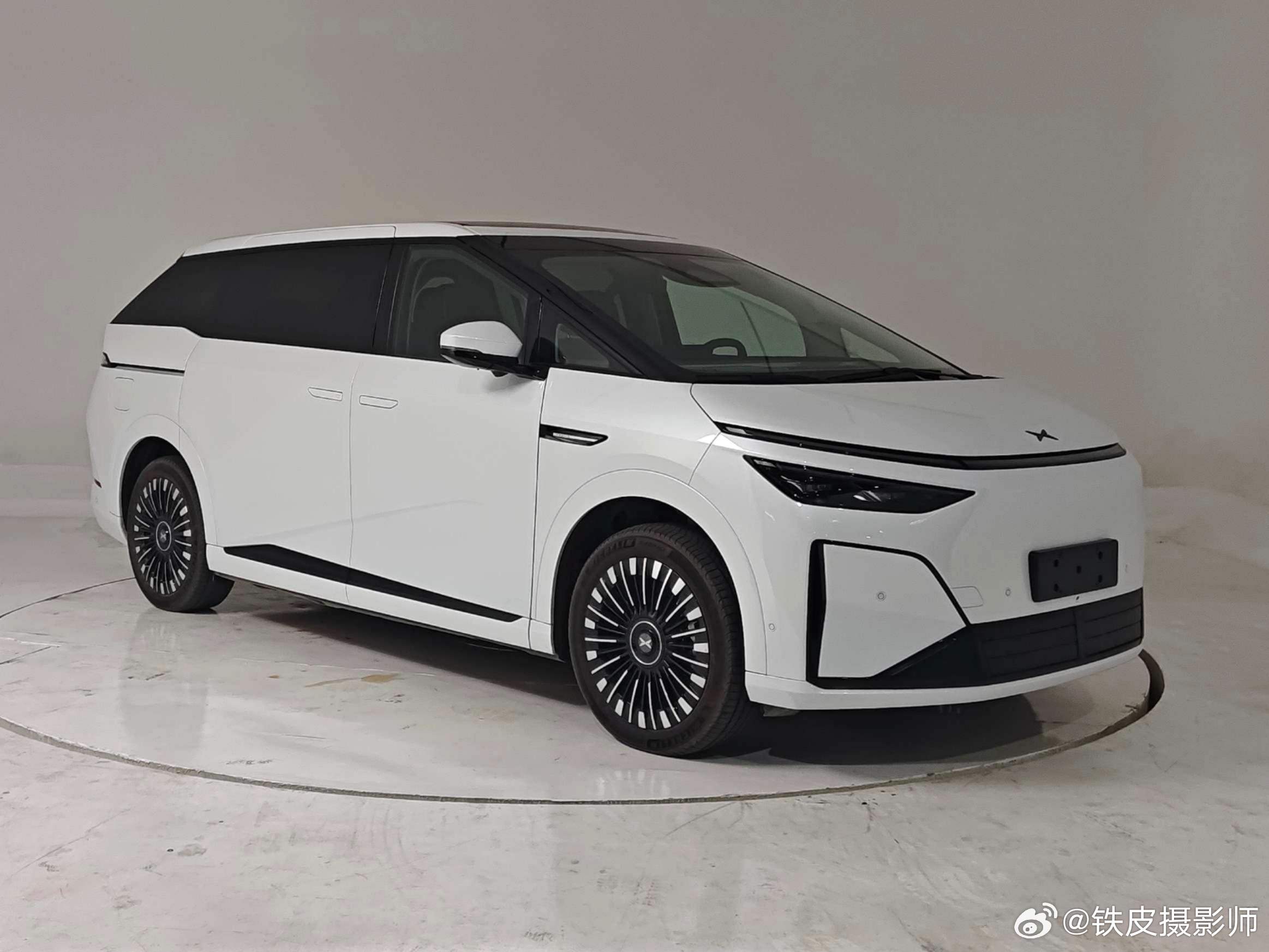 X9新纯电终于来了。不晓得细心的鹏友有没有发现，我是一条关于增程版的X9信