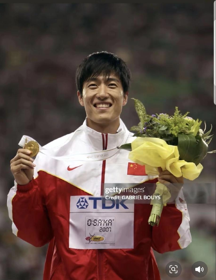 42岁刘翔最近的生活状态被网友扒到了！他在国外待了挺久，一直过着旅居生活，靠着耐