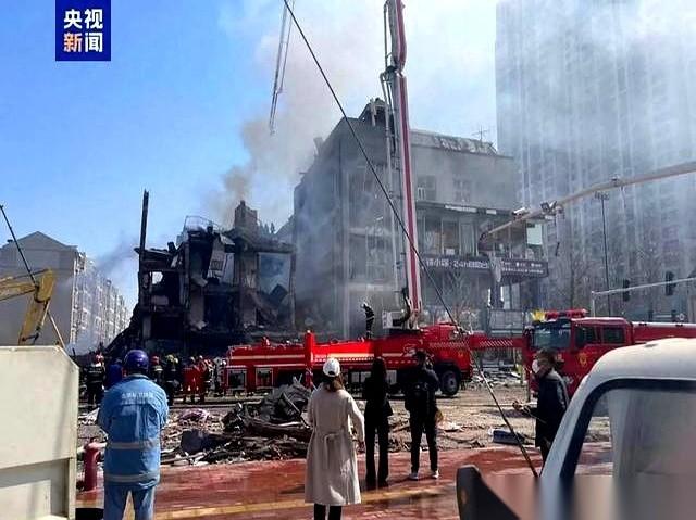 凌晨3点15分，管子挖破了。早上7点54分，楼炸了。中间隔了四个半小时。四