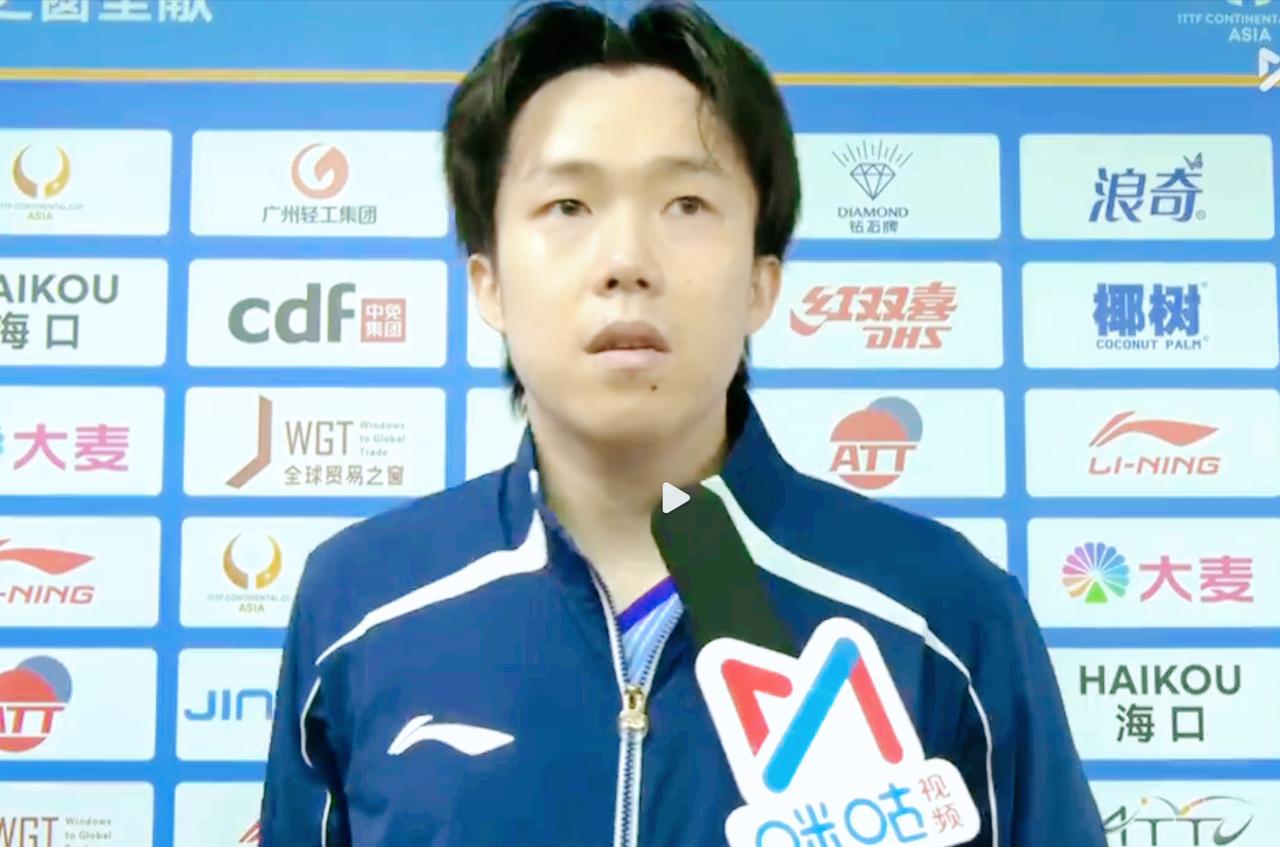 采访王楚钦的记者是李武军吗？太专业了！记者问王楚钦：在第二局自己的发球轮