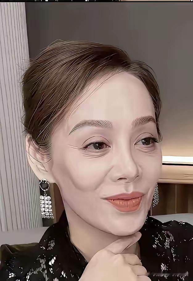 天哪！怎么突然变得这么丑了？这模样看着怪渗人的。以往总觉得宁静很美，脸蛋、身材