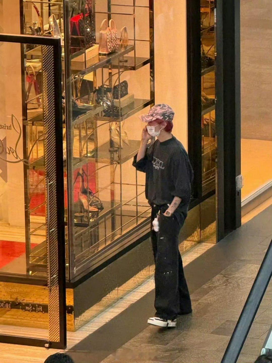 有网友在新加坡偶遇鹿晗了，鹿晗也是很爱逛街的一个男明星了，感觉经常都能被偶遇到他
