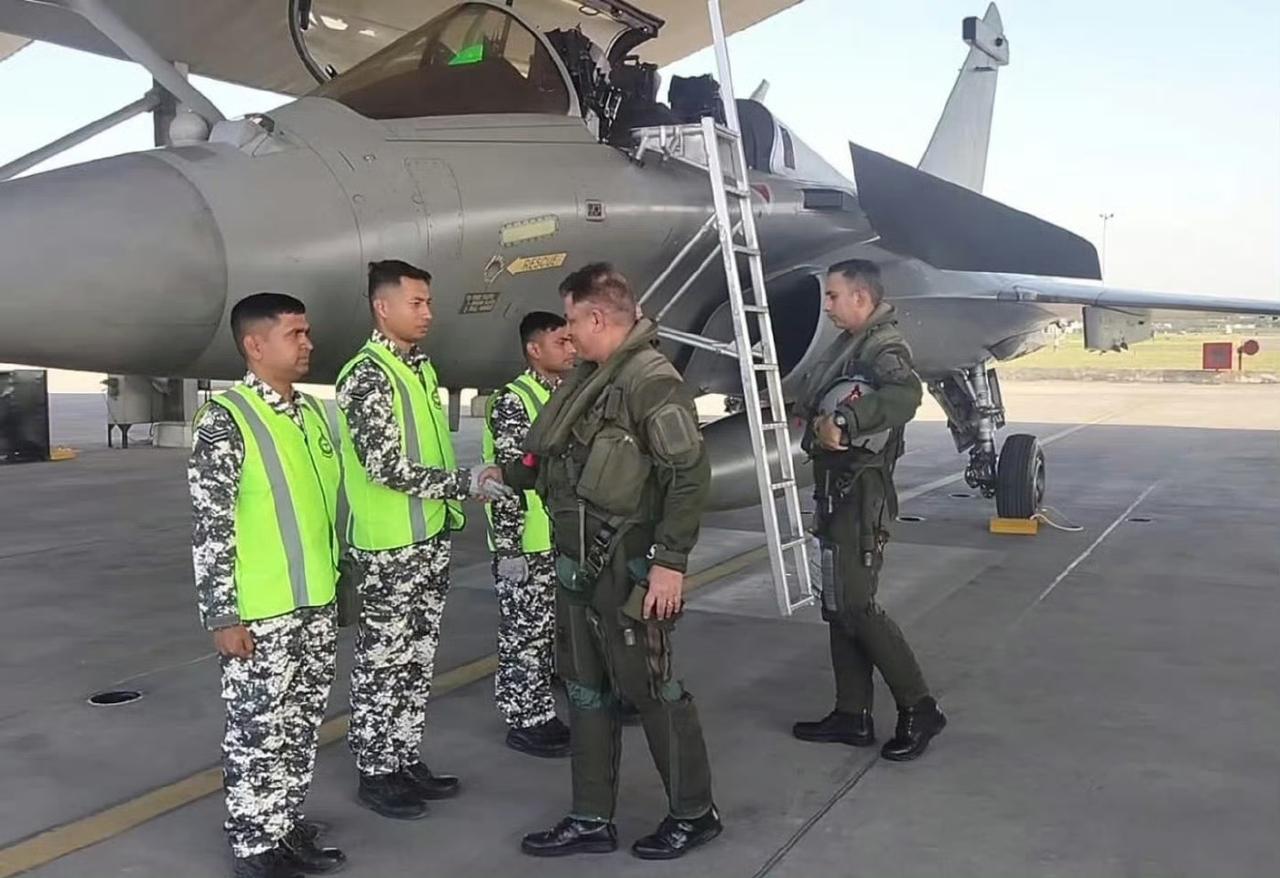 依旧满脸的自信！印度空军驻安巴拉基地的第17“金箭”中队阵风，不禁让人想起去年它