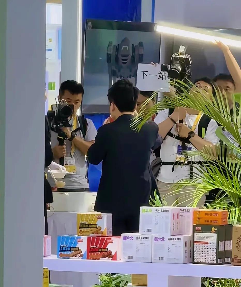 被书博笑死，每次陪宇辉出外场，都能被他的抓狂模样戳中笑点！为了催着宇辉赶