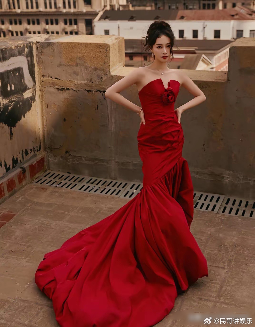 我还挺纳闷昨天蓝盈莹也去盛典了居然没有和孙俪聊天，一查才发现她们俩居然在角落里早