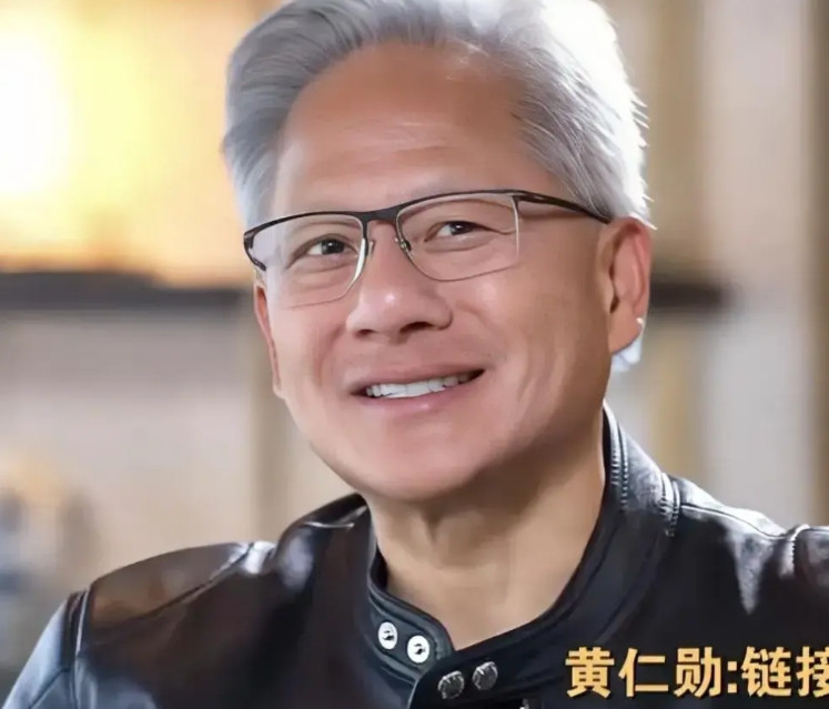 才发现，黄仁勋也有这一面，当央视记者董倩采访他时，一向自信的他居然说自己太紧张了