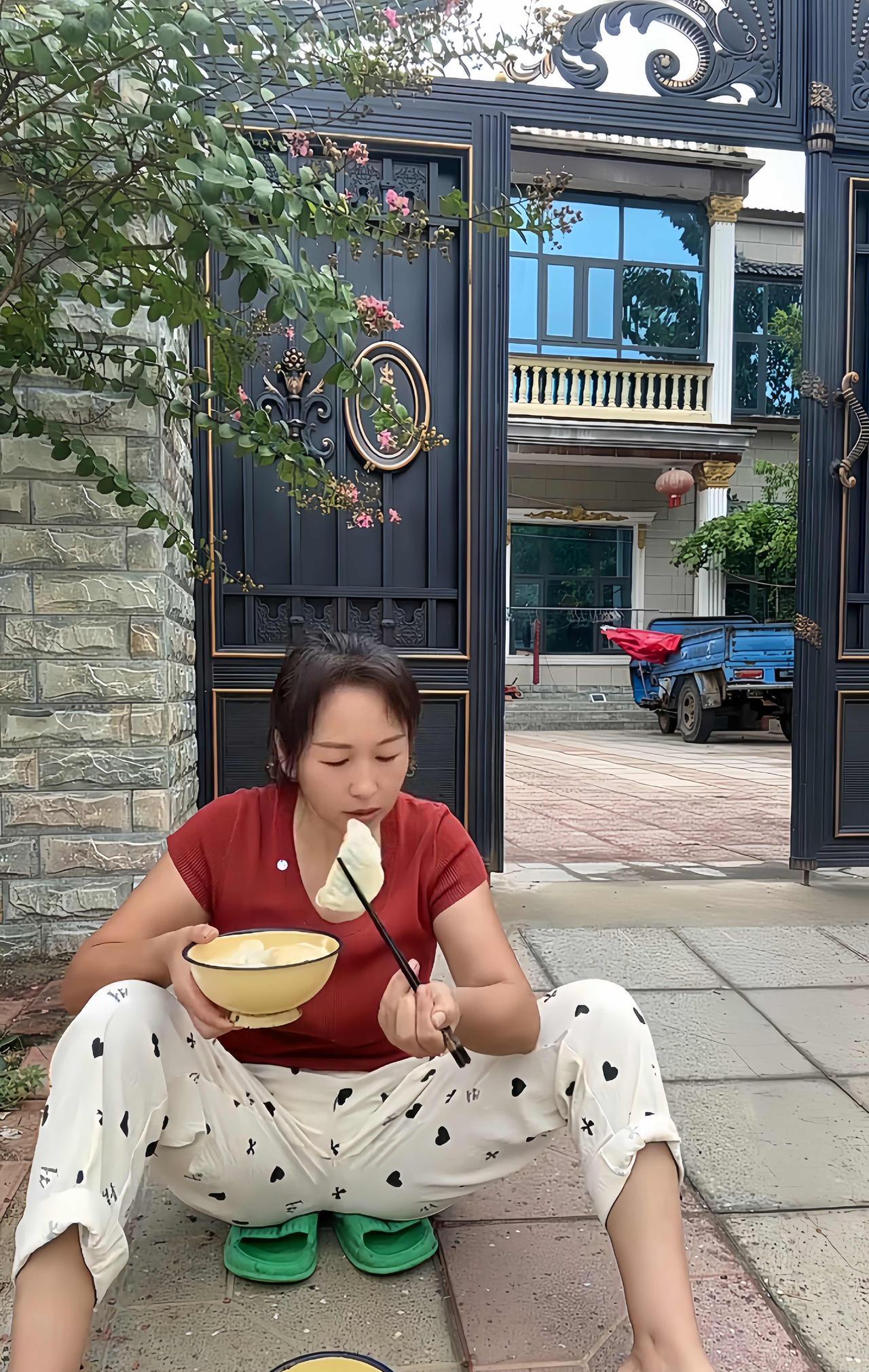 门前吃饺中原民俗韵悠长，门外用餐岁月长。脱贫致富家兴旺，旧俗依然绽彩光。姑
