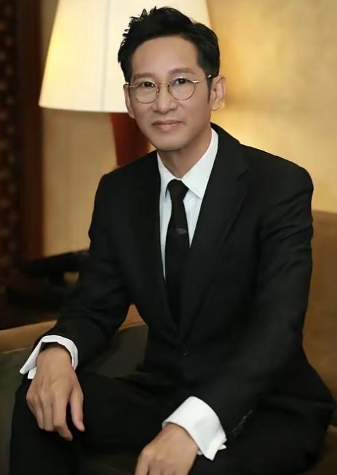 演员王劲松，今年五十八，无儿无女，没有结过婚。不靠绯闻炒作，不蹭流量热度，有记者