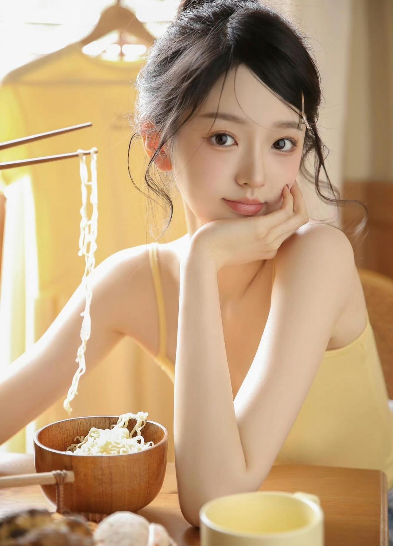 这谁啊？早期这么萌，完全没认出来！原来是李柯以现在的酷姐以前是甜妹？这反差绝了
