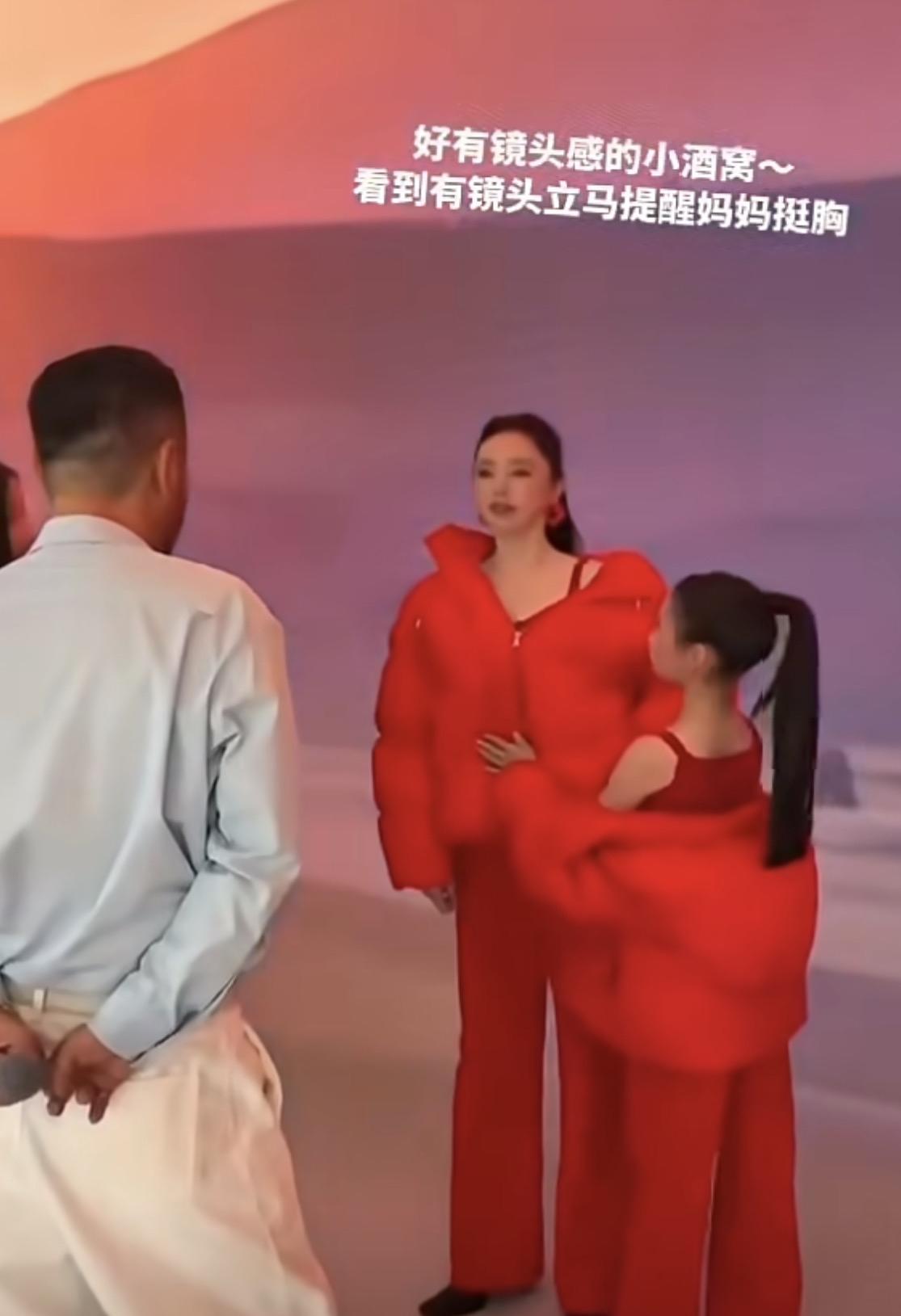 董璇：宝贝，慢点走，别绊着。小酒窝：妈妈，你背挺直！有人拍呢，别含胸。