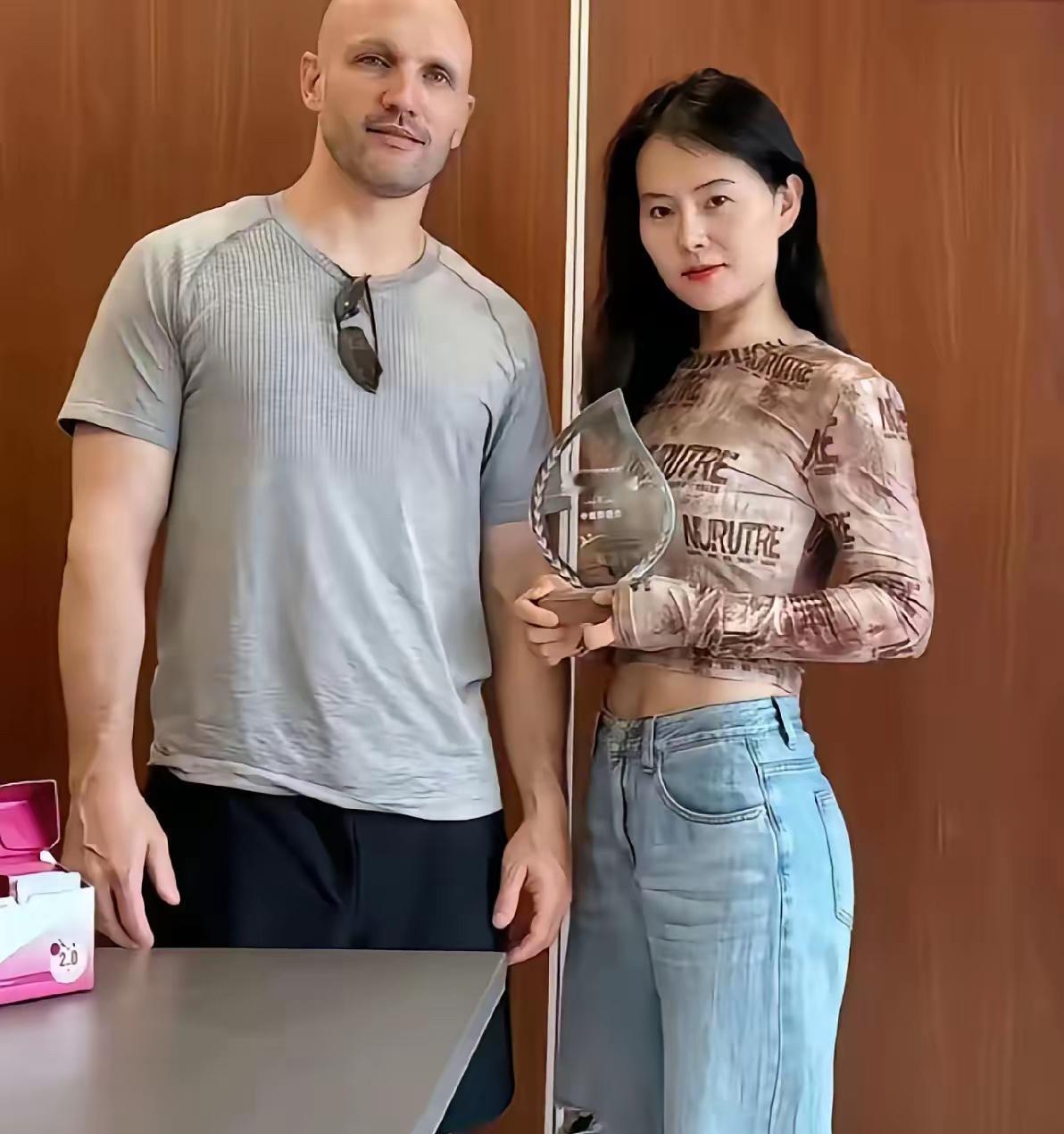 嫁美国人的网红小易翻车了，天天网上晒恩爱聚人气，直播带货赚的盆满钵满，而今却被爆