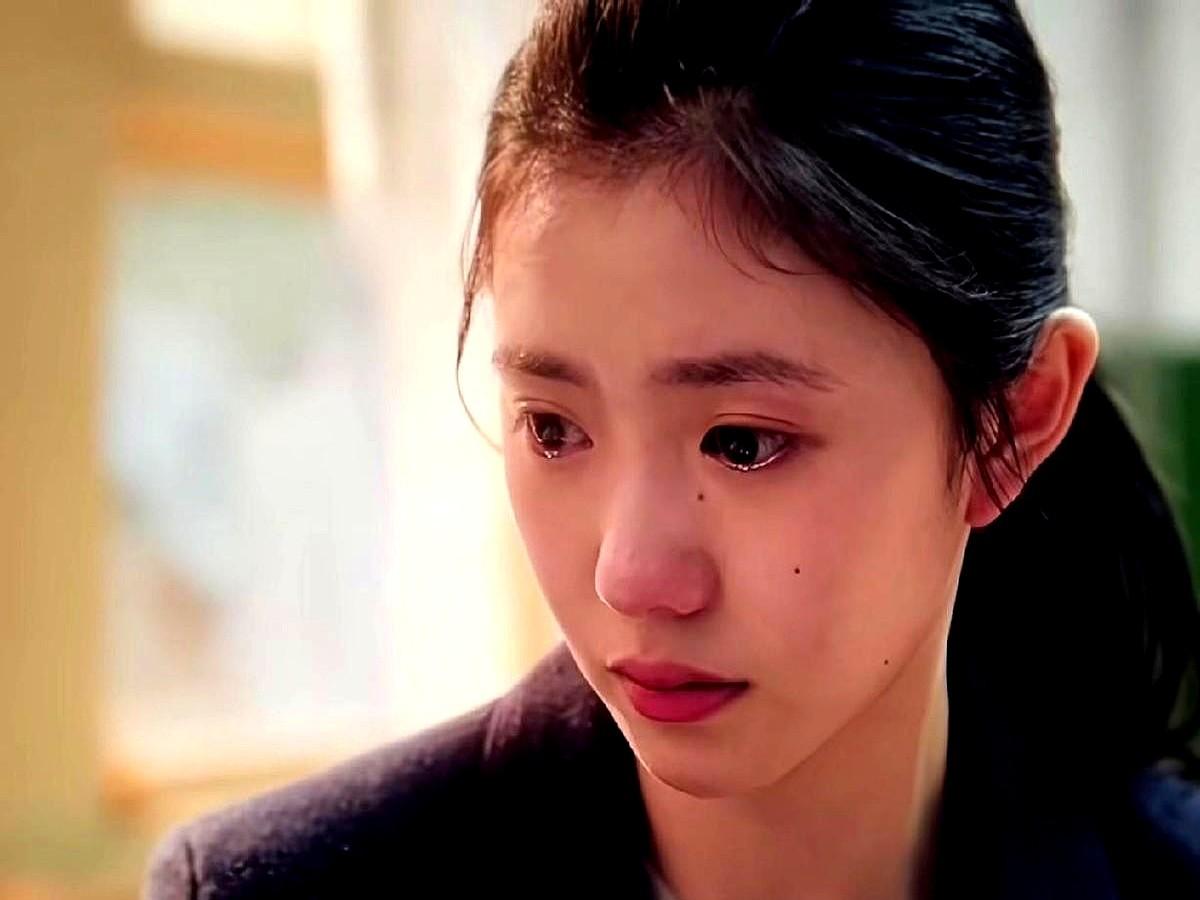 女董事长忆秦娥刚冲到楼下，就看到丈夫刘红兵从窗户摔了下来。她以为他想不开，当场崩