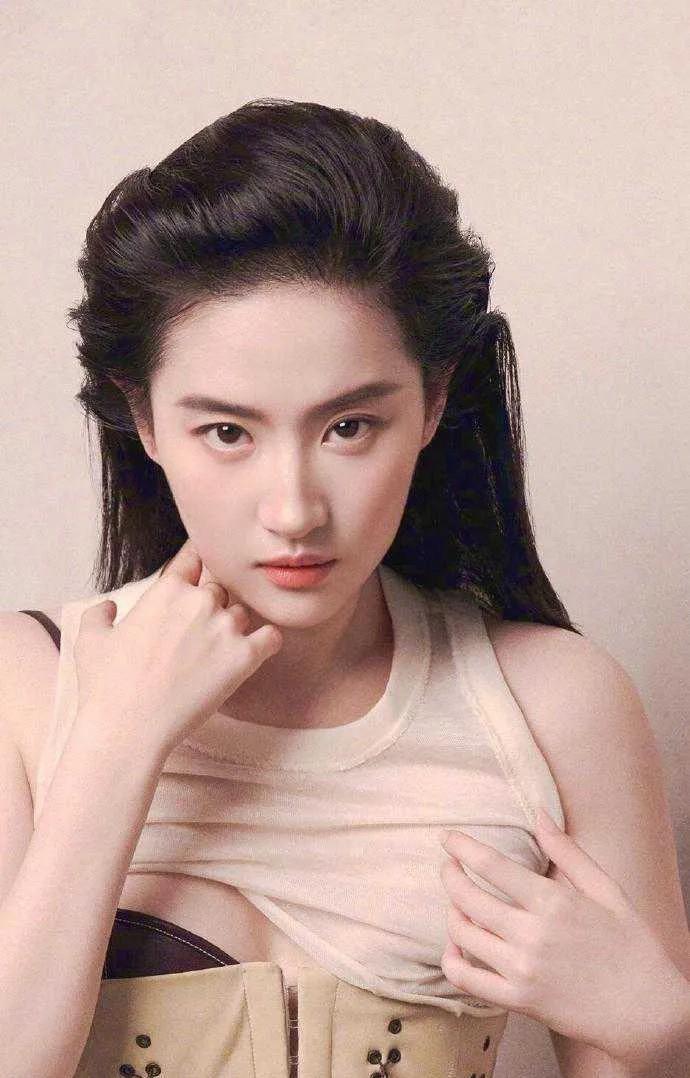 谁懂啊，刘亦菲这张大片里的手​​​