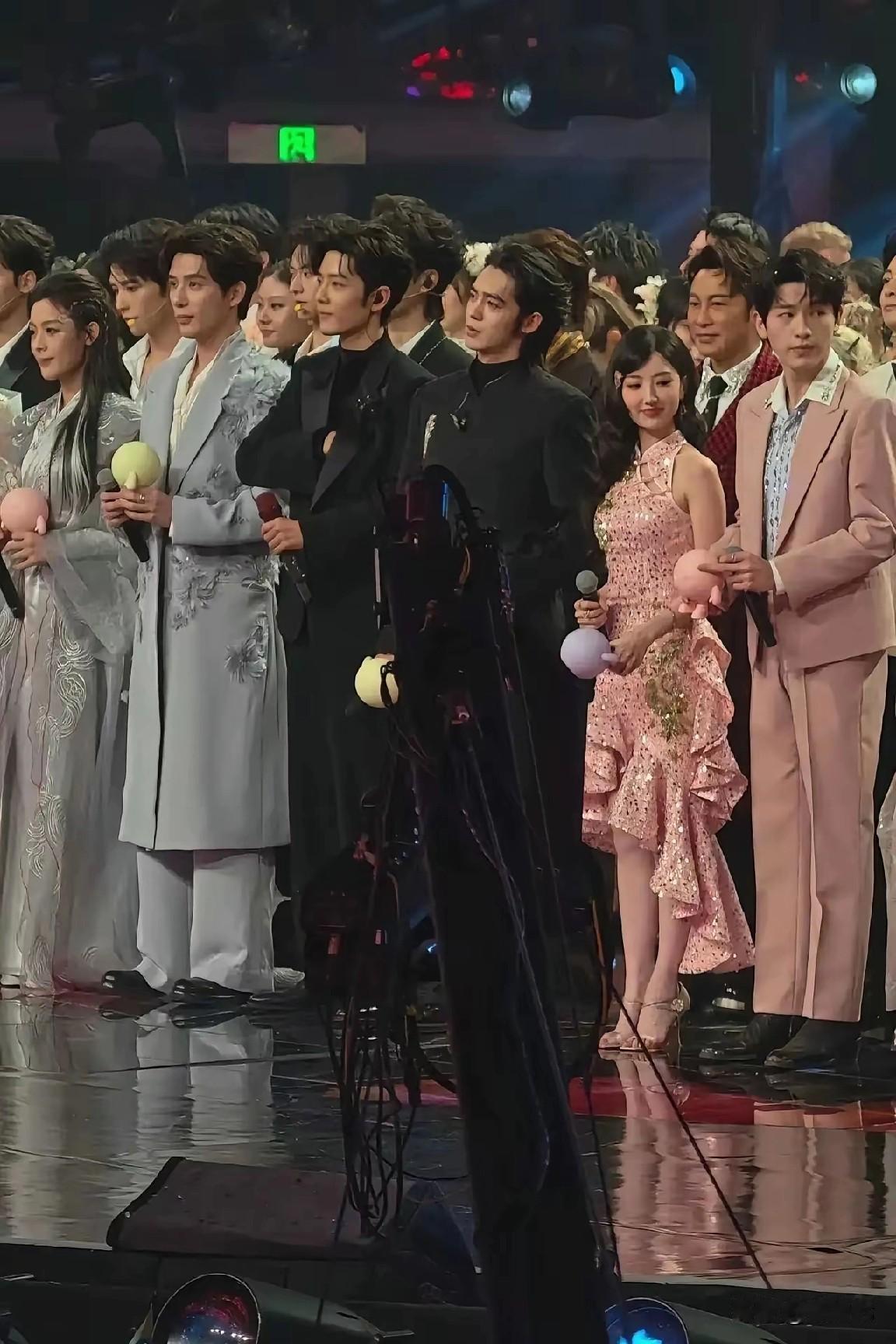 她居然是最矮的那个毛晓彤官方身高显示是163，目测这对高跟鞋至少都有10厘米以