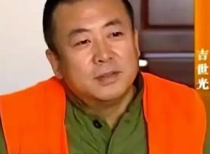 2011年，一名瘫痪多年的民警坐在轮椅上在家中看电视，突然，他神情激动，指着电视