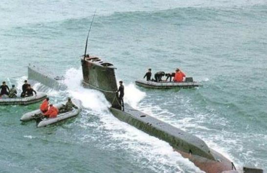 1996年9月，一艘朝鲜潜艇搁浅在韩国东海岸，闻讯后，4万名韩国军警倾巢而出。猎