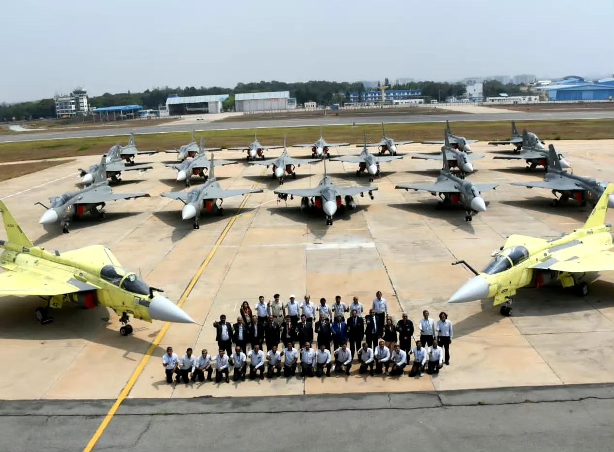 印度斯坦航空公司（HAL）将20架“光辉”战斗机在地面上列阵，进行炫耀。但是照片