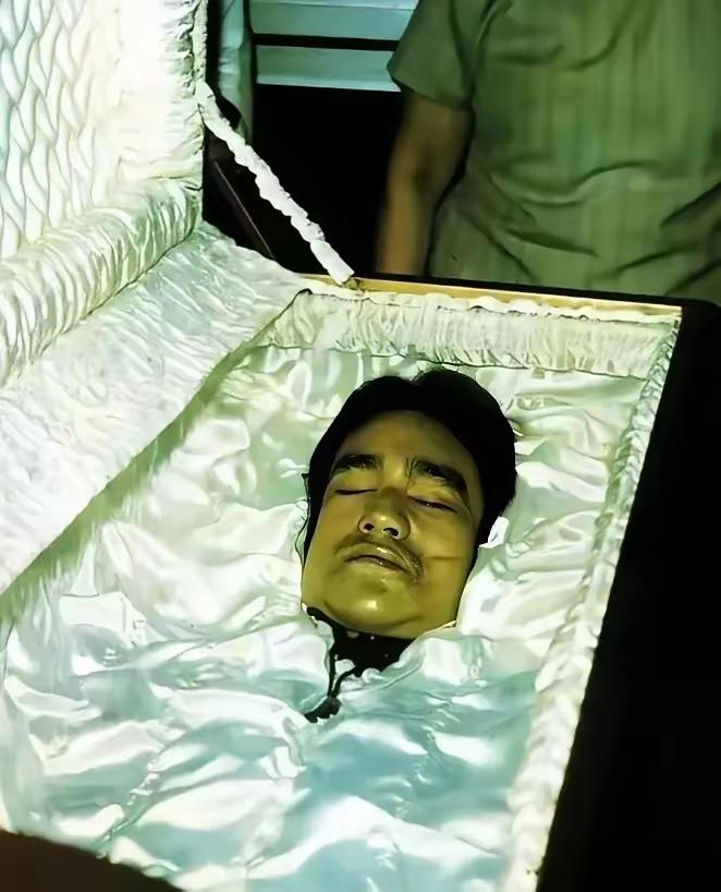 镜头之外的生命终点：李小龙的最后时刻，这是1973年，李小龙的“入殓照”，