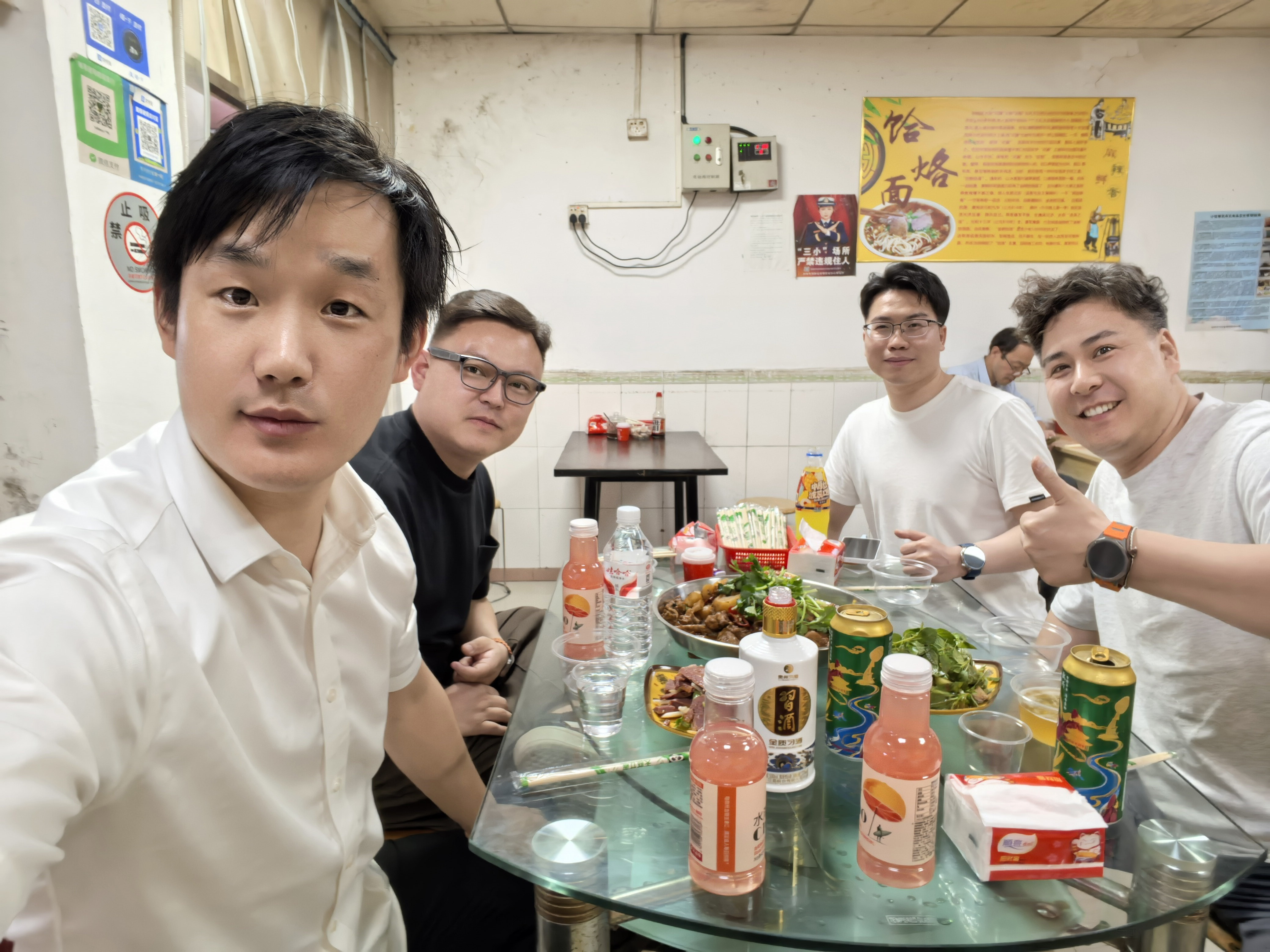 几个北方人，都喜欢吃河南大盘鸡，让他们再尝尝凉拌荆芥是什么味道